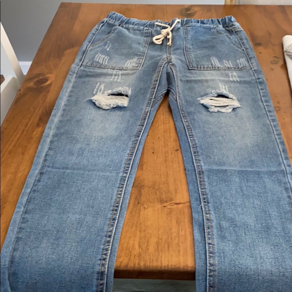Woman’s/teens distressed jeans
